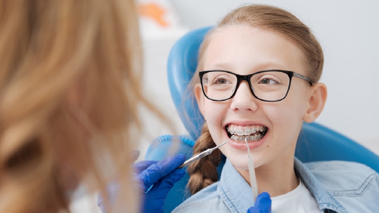 معاینه دندانهای توسط متخصص ارتودنسی