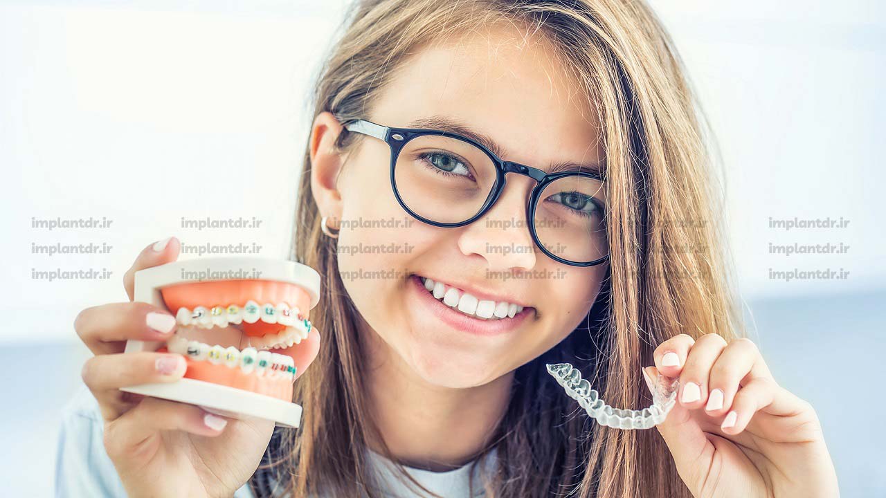 گاز زدن سیب با ارتودنسی