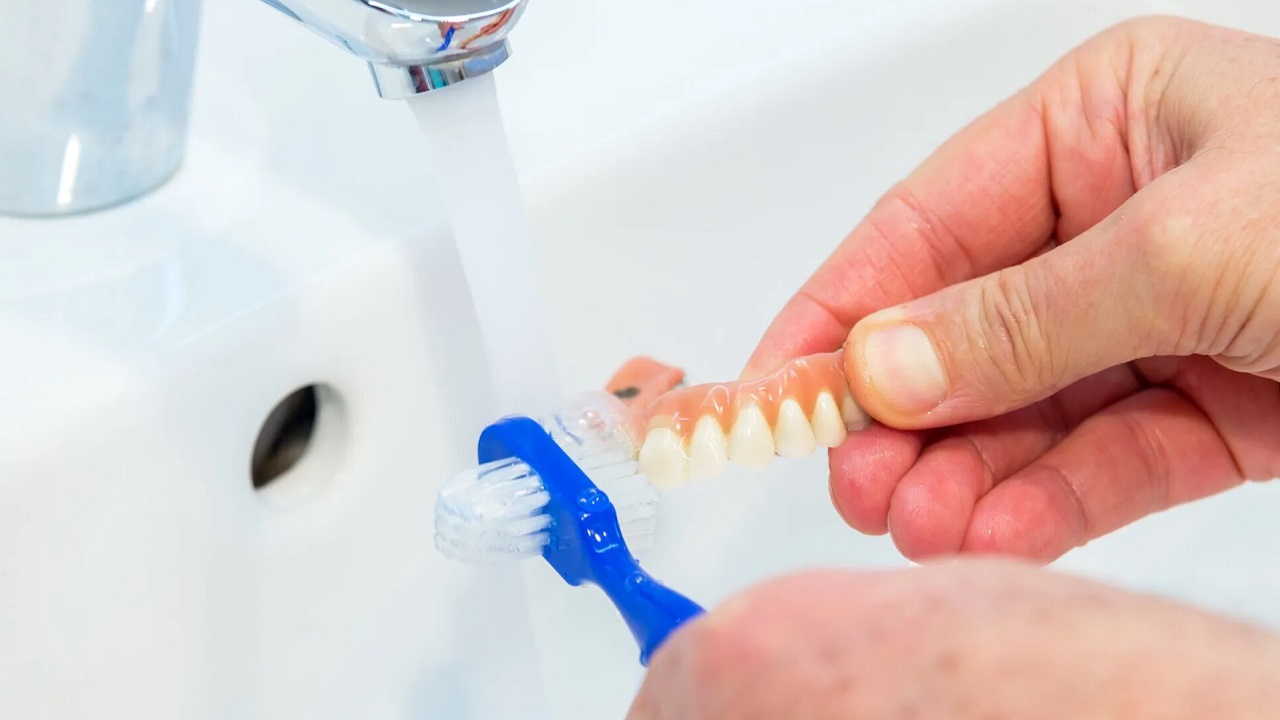 تمیز کردن دندان مصنوعی با مسواک